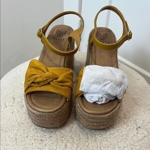 BEAST FASHION gold Yellow Tan Platform Shoes size 7.5. NWOT!